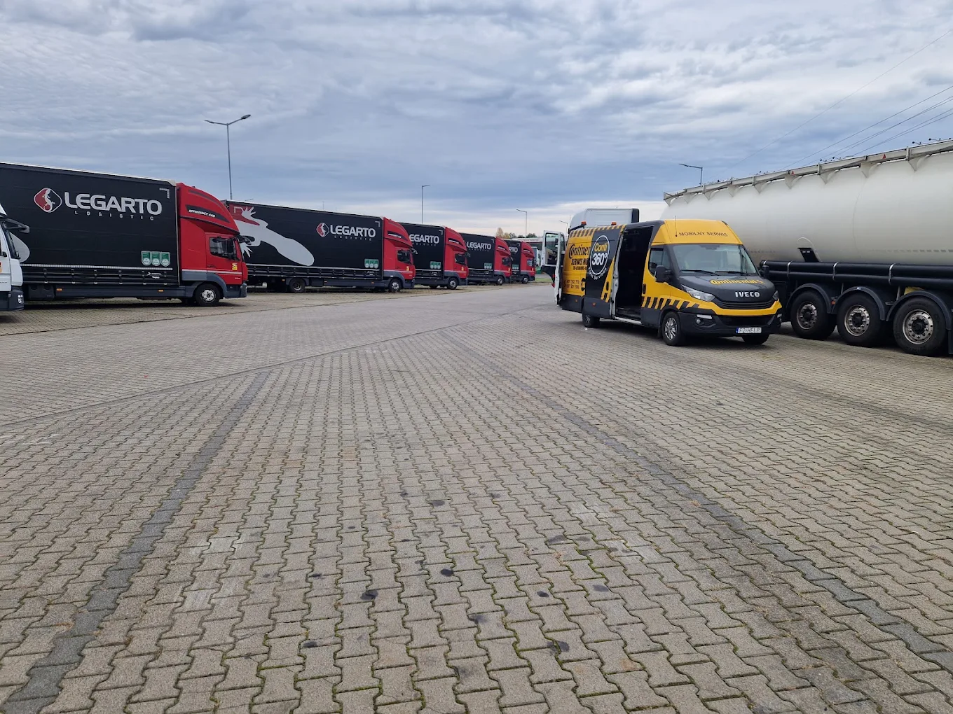 Mobilny serwis opon obsługujący flotę ciężarówek