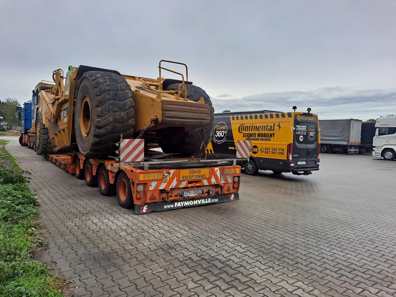 Serwis opon maszyn budowlanych na transporcie ponadgabarytowym